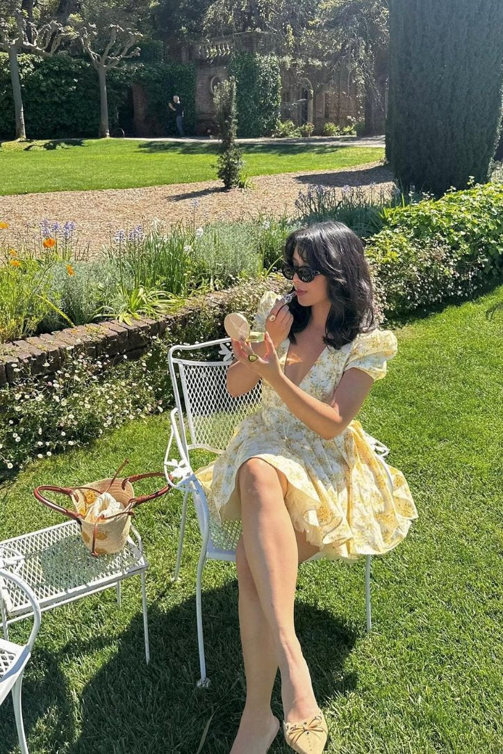 Laura | A-Line Mini Kjole Blomsterprint Puf Ærmer Åben Ryg