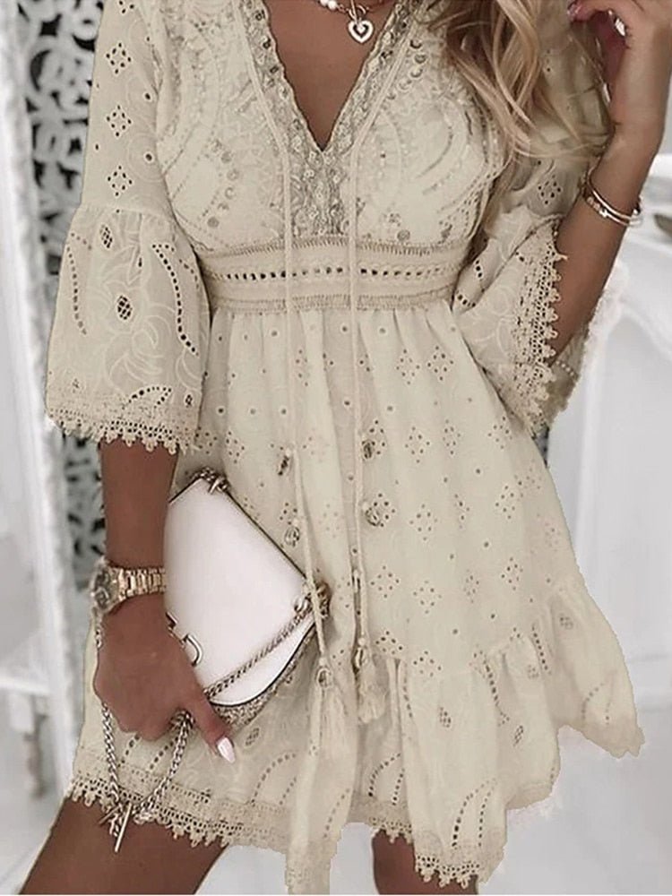 Laura | Boho Mini Kjole V-Udskæring A-Linje Blonde Detaljer