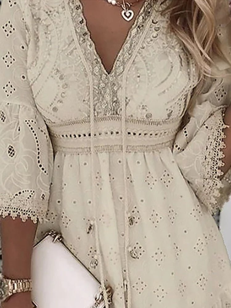 Laura | Boho Mini Kjole V-Udskæring A-Linje Blonde Detaljer