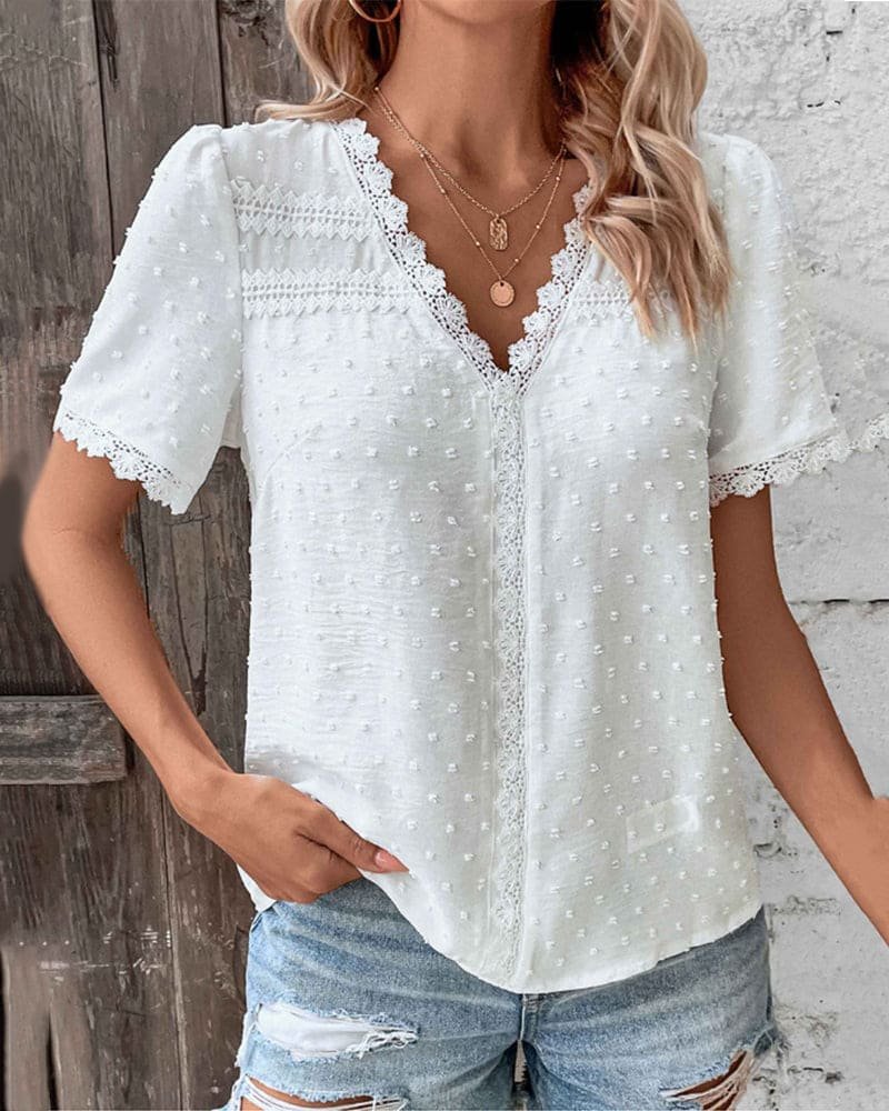Karla | Dame Boho Bluse med Blondekant Swiss Dot V-hals