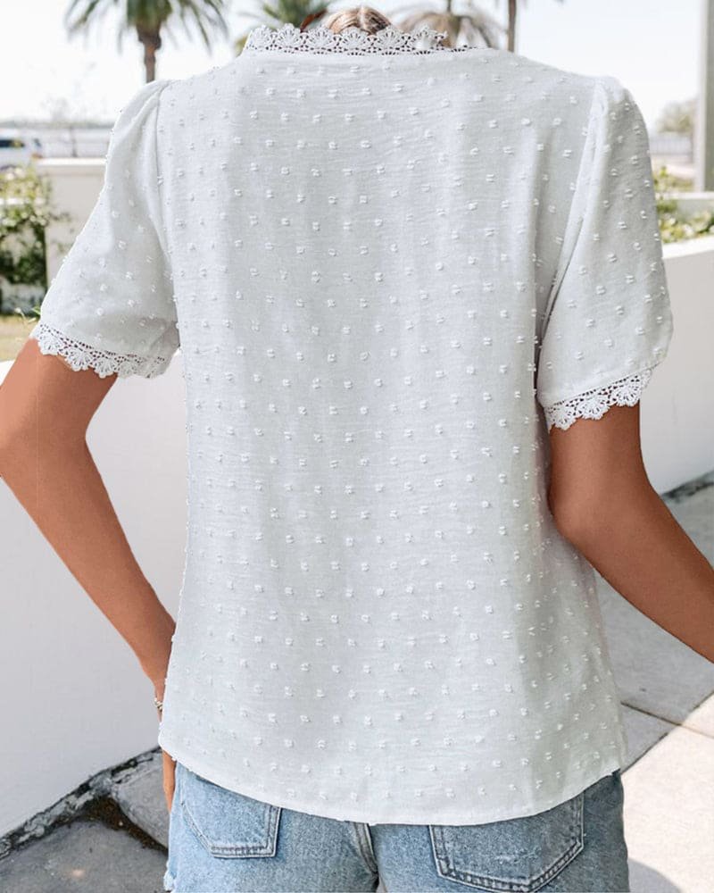 Karla | Dame Boho Bluse med Blondekant Swiss Dot V-hals
