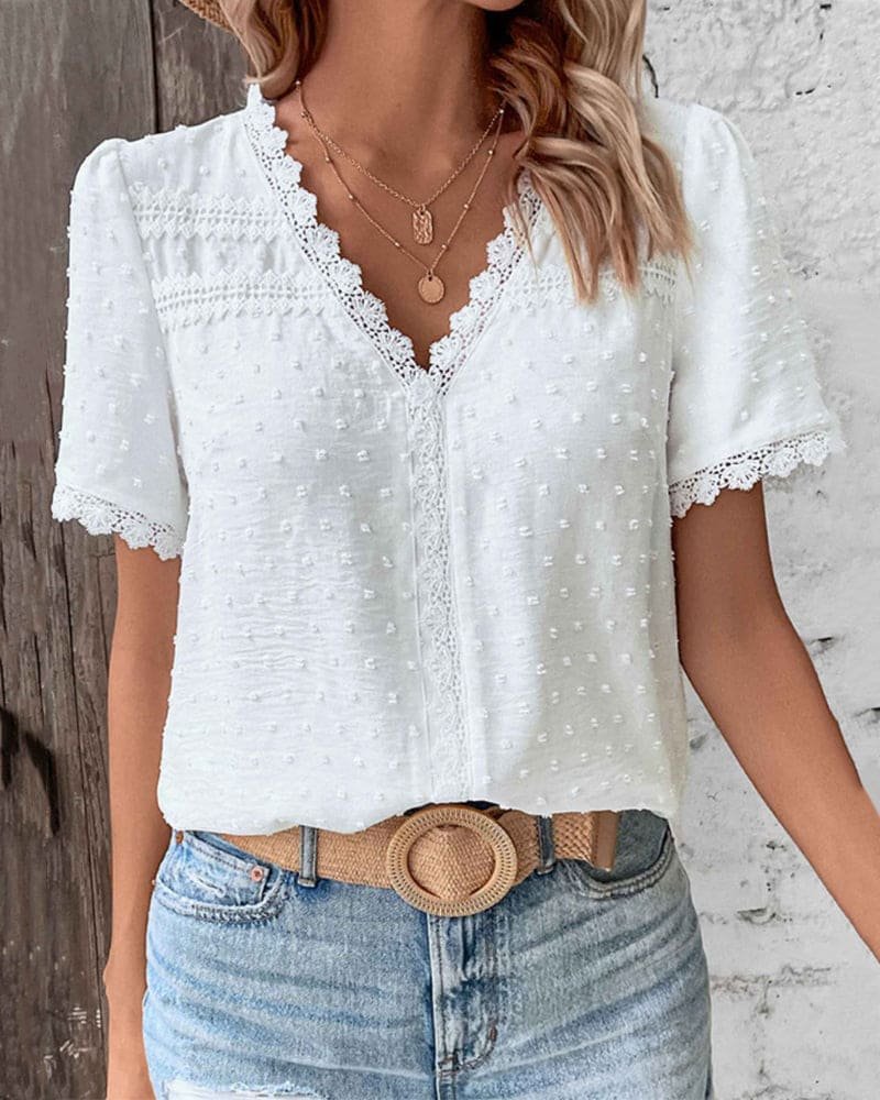 Karla | Dame Boho Bluse med Blondekant Swiss Dot V-hals