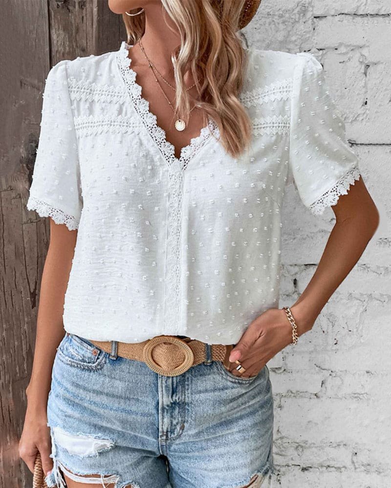 Karla | Dame Boho Bluse med Blondekant Swiss Dot V-hals