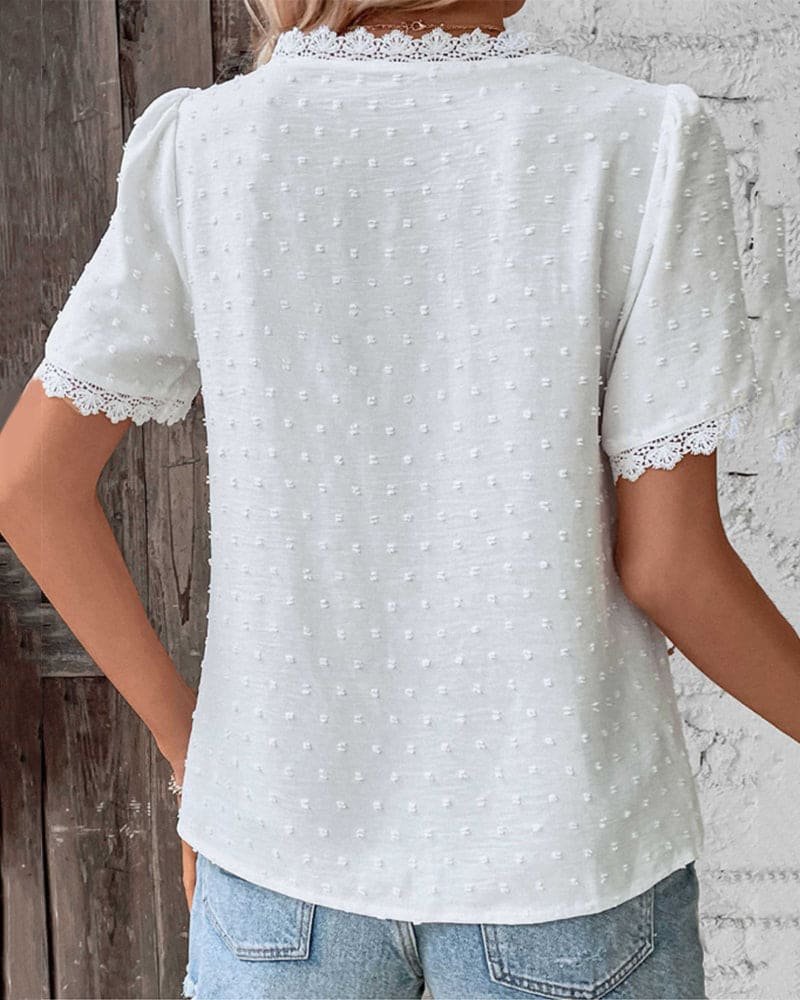 Karla | Dame Boho Bluse med Blondekant Swiss Dot V-hals