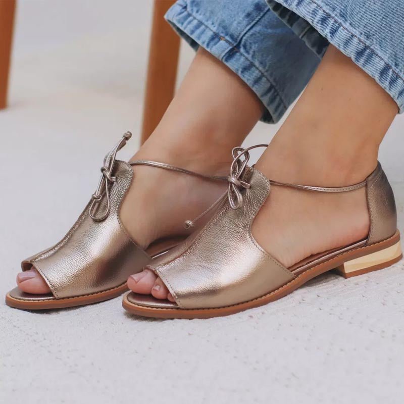 Ella | Kvinders Metalliske Peep-Toe Flade Sandaler med Sløjfestrop